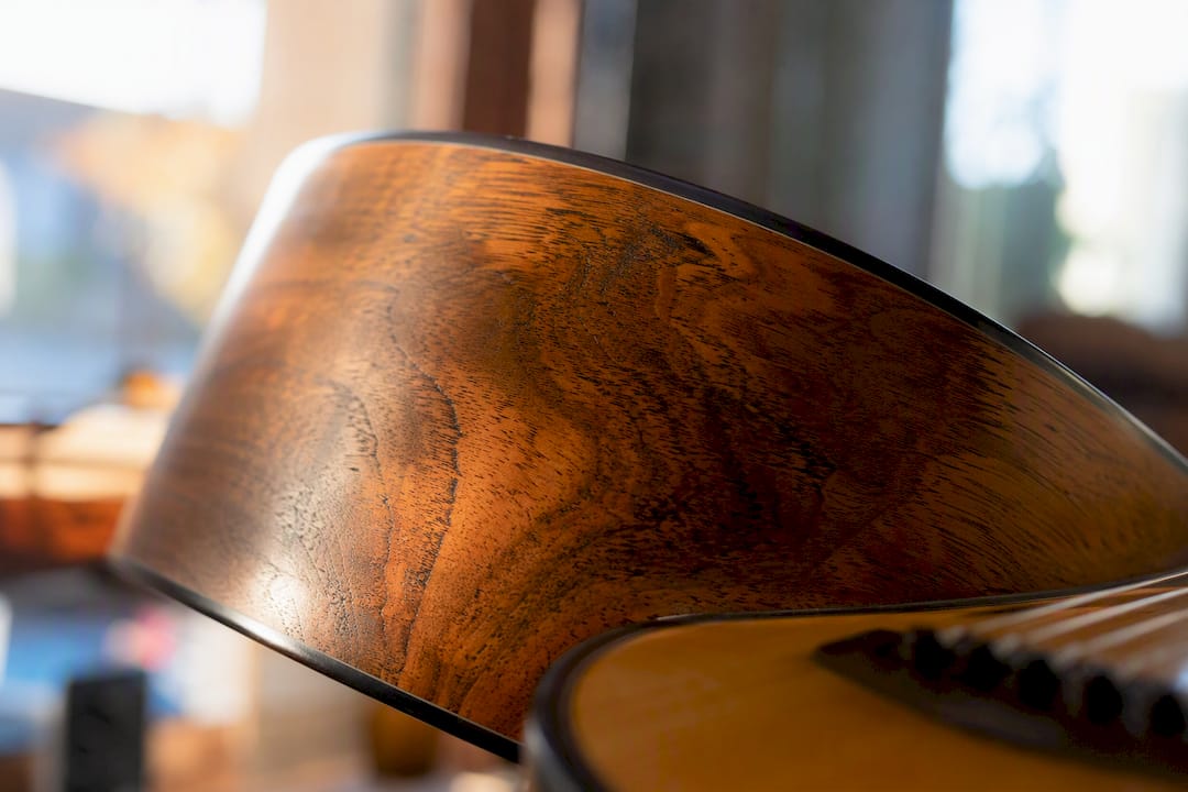 Close-up van de houtnerf van een akoestische gitaar