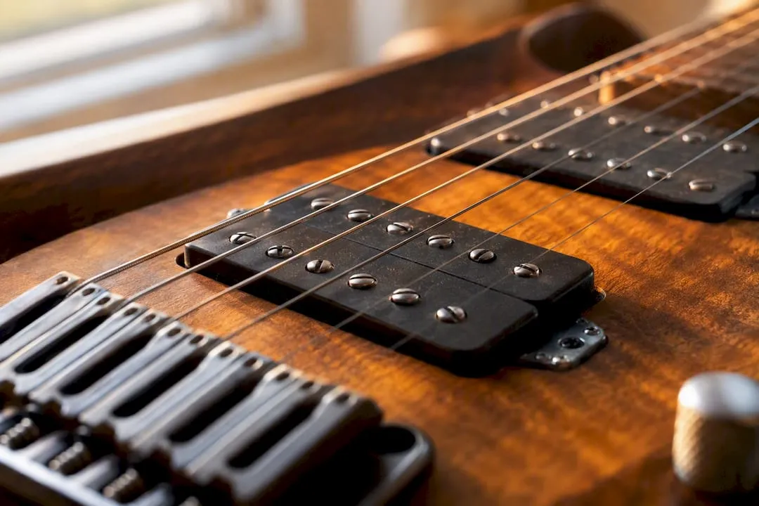 Close-up van de pickups van een elektrische gitaar