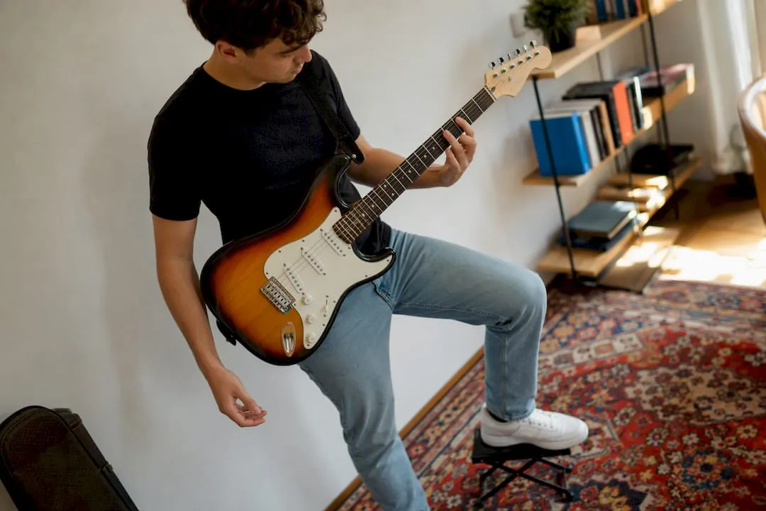 Gitarist oefent het wisselen van akkoord van Em naar C