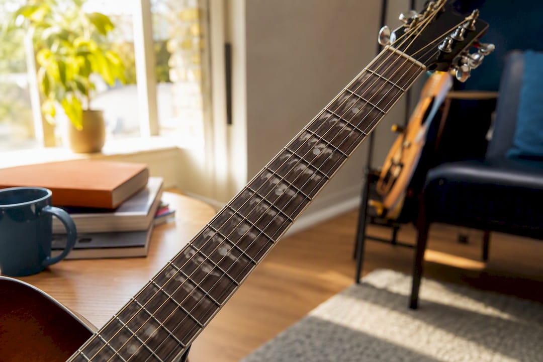 Close-up van de hals van een akoestische gitaar