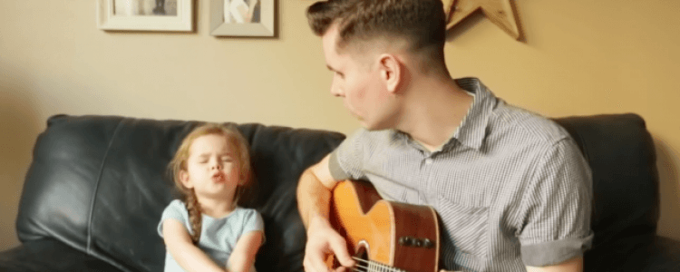 Vader en dochter (4) zingen samen