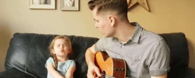 Vader en dochter (4) zingen samen